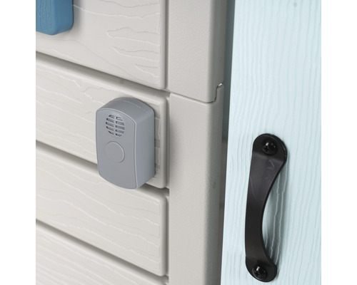 Detailansicht eines Spielhauses mit Türklingel und Türgriff