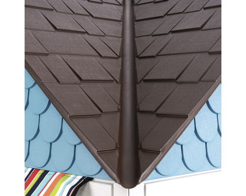 Detailansicht eines Spielhausdaches mit Dachziegeln