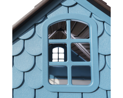 Detailansicht eines blauen Spielhauses mit Fenster