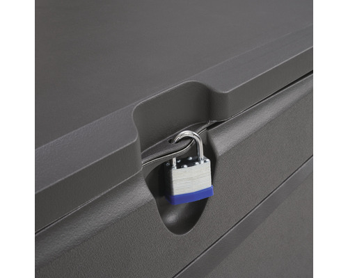 Detailaufnahme einer verschlossenen Aufbewahrungsbox mit Vorhängeschloss