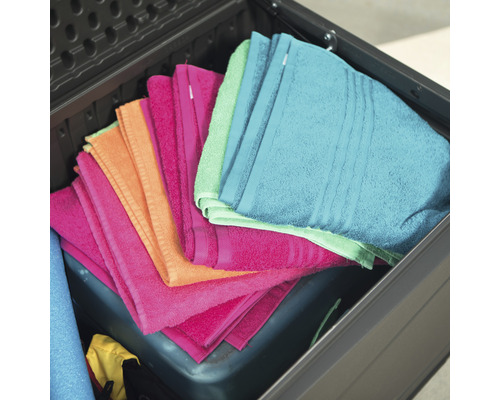 Geöffnete Gartenbox mit gefalteten Handtüchern