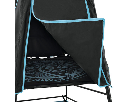 Detailansicht eines Trampolins mit geöffnetem Sicherheitsnetz