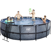 Aufstellpool mit Leiter und mehreren Personen im Wasser