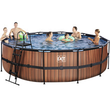 Rundes Aufstellbecken mit Holzverkleidung und Leiter sowie Personen im Wasser