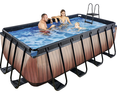 Rechteckiger Swimmingpool mit Holzoptik, Stahlrahmen und Leiter, in dem sich eine Familie vergnügt.