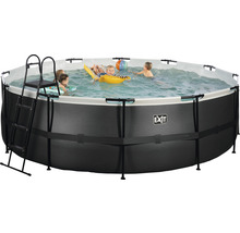 Aufstellpool mit Leiter und spielenden Kindern
