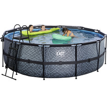 Aufstellpool mit Leiter und spielenden Personen im Wasser