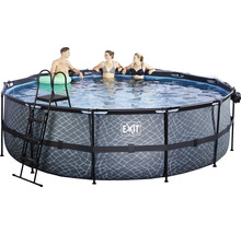 Rundes Frame-Pool-Set mit Leiter und drei Personen im Wasser.