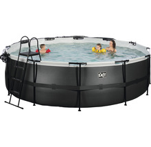 Aufstellpool mit Leiter und Familie im Wasser