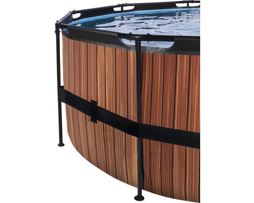 Detailansicht eines runden Gartenpools mit Holzverkleidung und Stahlrahmen.