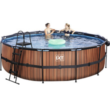 Runder Holzpool mit Leiter und zwei Personen im Wasser