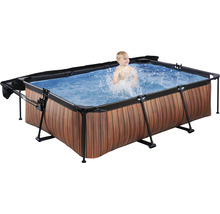Rechteckiger Pool mit Holzverkleidung und spielendem Kind