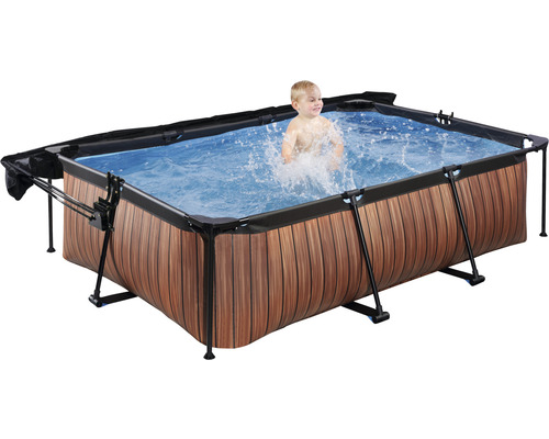 Rechteckiger Pool mit Holzverkleidung und spielendem Kind