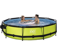Aufstellpool mit zwei Personen und Schwimmreifen im Wasser