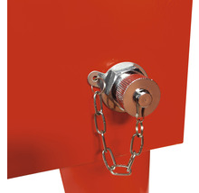 Detailansicht einer Schraube mit Kette an einem Werkstattgerät