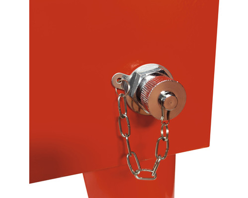 Detailansicht einer Schraube mit Kette an einem Werkstattgerät