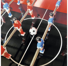 Detailansicht Tischfußball mit Ball und Spielfiguren