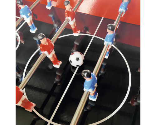 Detailansicht Tischfußball mit Ball und Spielfiguren