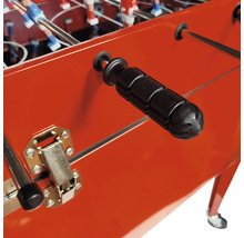 Detailansicht eines Tischfußballspiels mit Griff