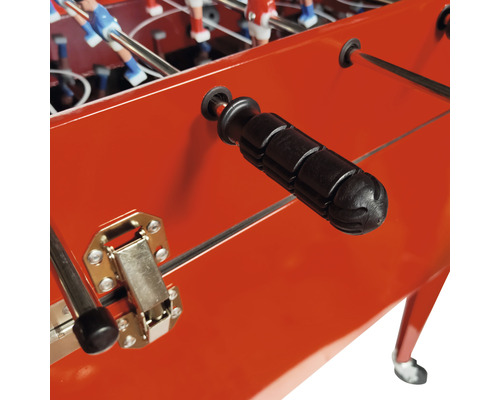 Detailansicht eines Tischfußballspiels mit Griff