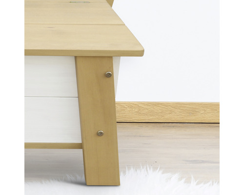 Detailansicht einer Aufbewahrungsbank aus Holz