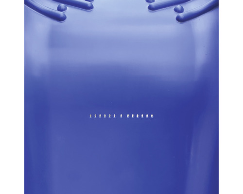 Detailansicht einer blauen Kunststoffwanne mit Löchern