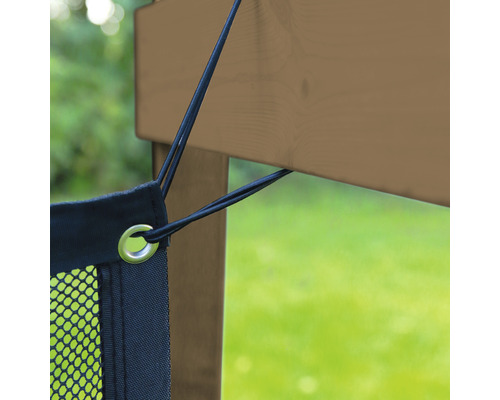 Detailaufnahme eines schwarzen Netzes mit Öse und Gummiband zur Befestigung an einem Holzrahmen