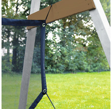 Detailansicht eines Fangnetzes an einem Holzrahmen im Garten