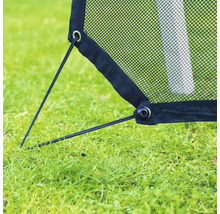 Detailaufnahme eines Fußballtors mit Netz und Befestigungselementen auf einer Rasenfläche.