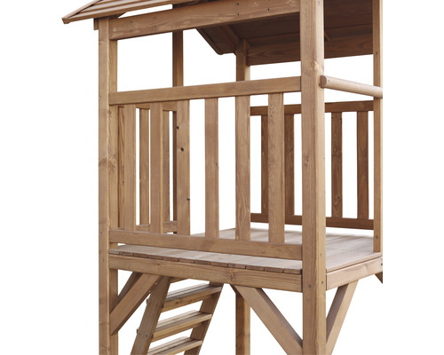 Detailansicht eines Holzspielhauses mit Geländer und Leiter