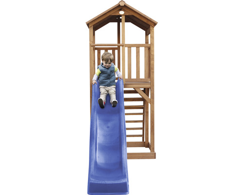 Kind rutscht auf einer blauen Rutsche eines Spielturms aus Holz.