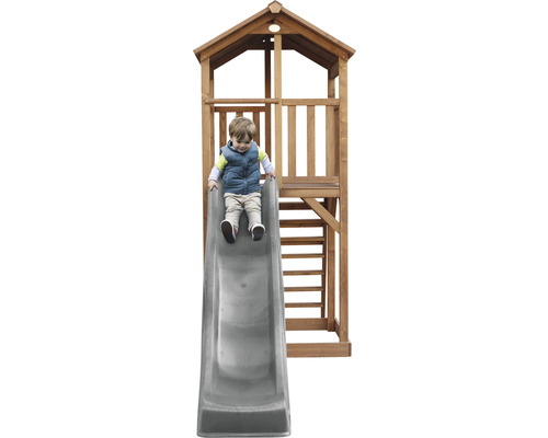 Kind rutscht auf einer Spielturmrutsche.