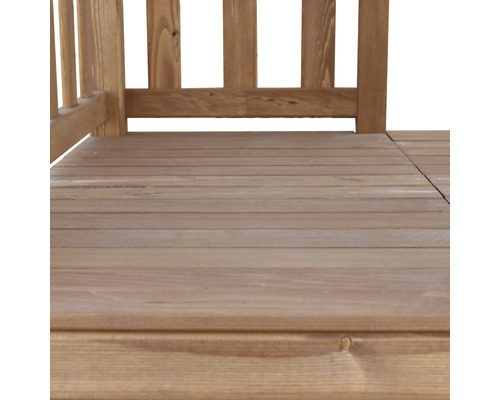 Holzterrasse mit Geländer