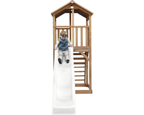 Kind rutscht auf einer Rutsche eines Spielturms aus Holz.