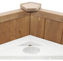 Detailansicht eines Hochbeets aus Holz mit AXI Logo