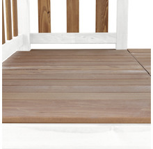 Detailansicht einer Holzterrasse mit weißem Geländer
