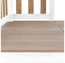 Terrasse mit Holzboden und weißem Geländer.