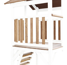 Detailansicht eines Spielhauses mit Holzgeländer und Treppe