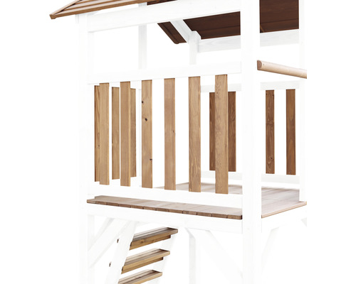 Detailansicht eines Spielhauses mit Holzgeländer und Treppe