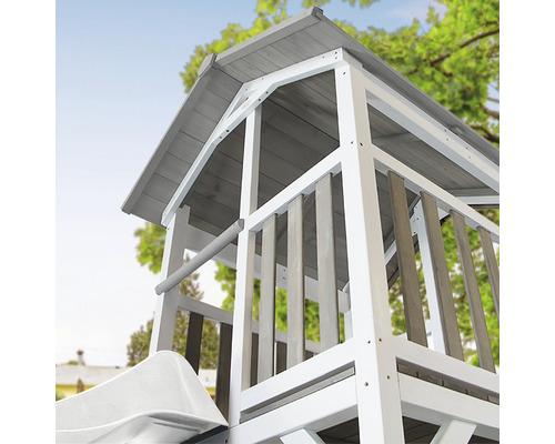 Detailansicht eines Spielturms aus Holz mit Dach und Rutsche