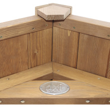 Detailansicht eines Hochbeets aus Holz mit AXI by AXIOMA Logo