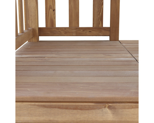 Detailansicht eines Holzterrassenbodens mit Geländer