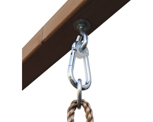 Schaukelbefestigung mit Karabinerhaken an einem Holzbalken