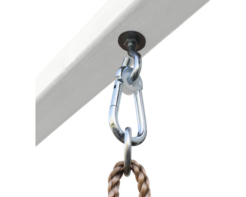 Detailaufnahme einer Schaukelaufhängung mit Karabinerhaken