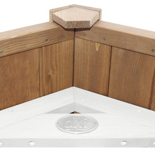 Detailansicht eines Hochbeets aus Holz mit AXI Logo