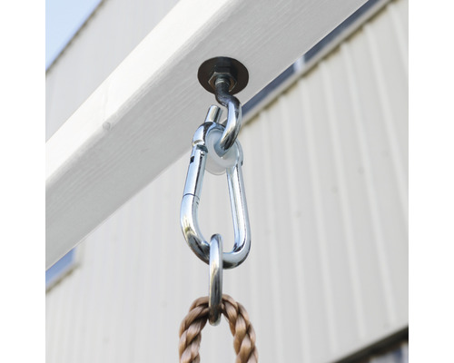 Detailaufnahme einer Schaukelaufhängung mit Karabinerhaken