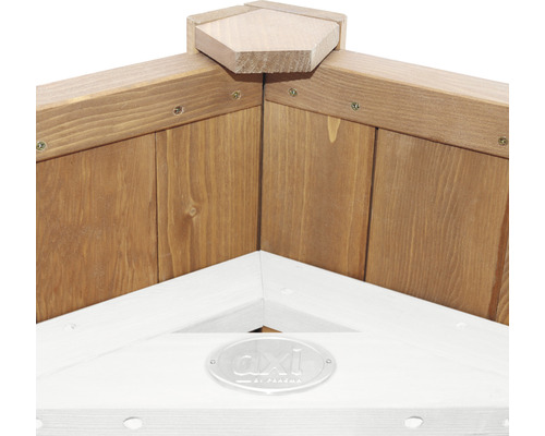 Detailansicht einer hölzernen Sandkasten-Ecke mit AXI Logo