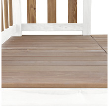 Holzterrasse mit weißem Geländer