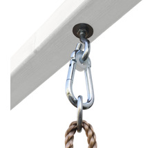 Detailansicht einer Schaukelbefestigung mit Karabinerhaken an einem Holzbalken
