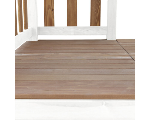 Holzterrasse mit Holzzaun